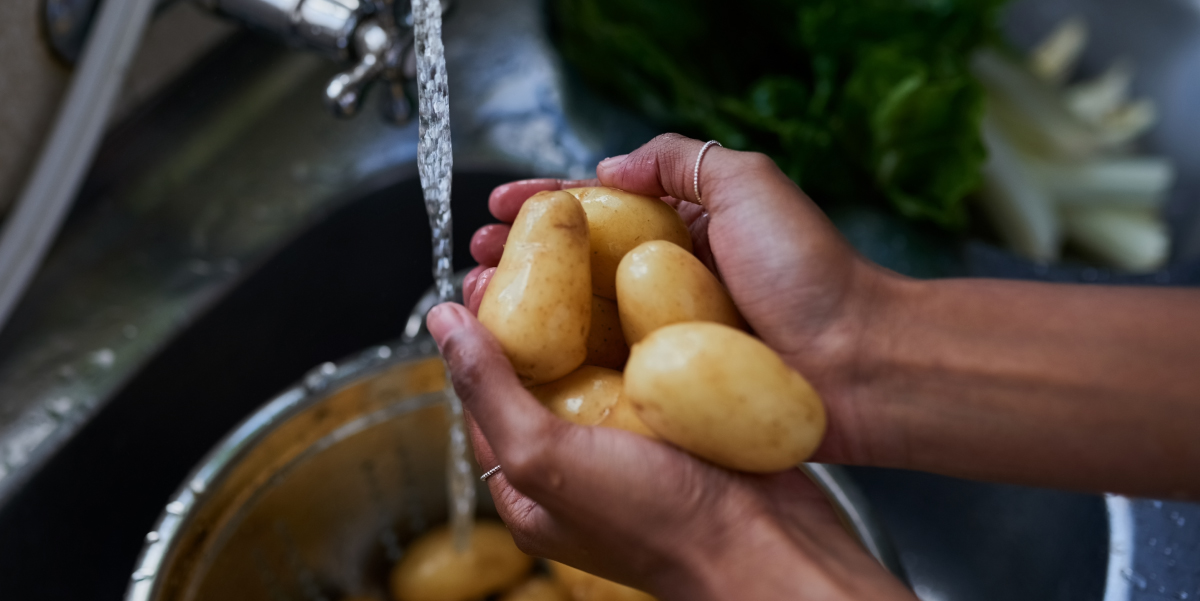 Washing peeled potatoes
