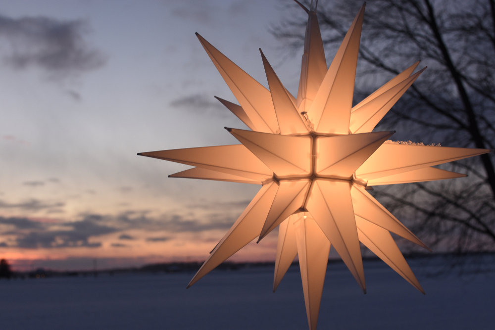 Moravian Stars: History, Meaning & Decoration Tips