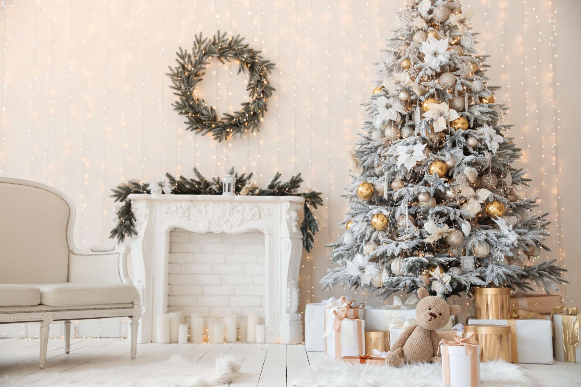 A white and gold Christmas tree decoration theme