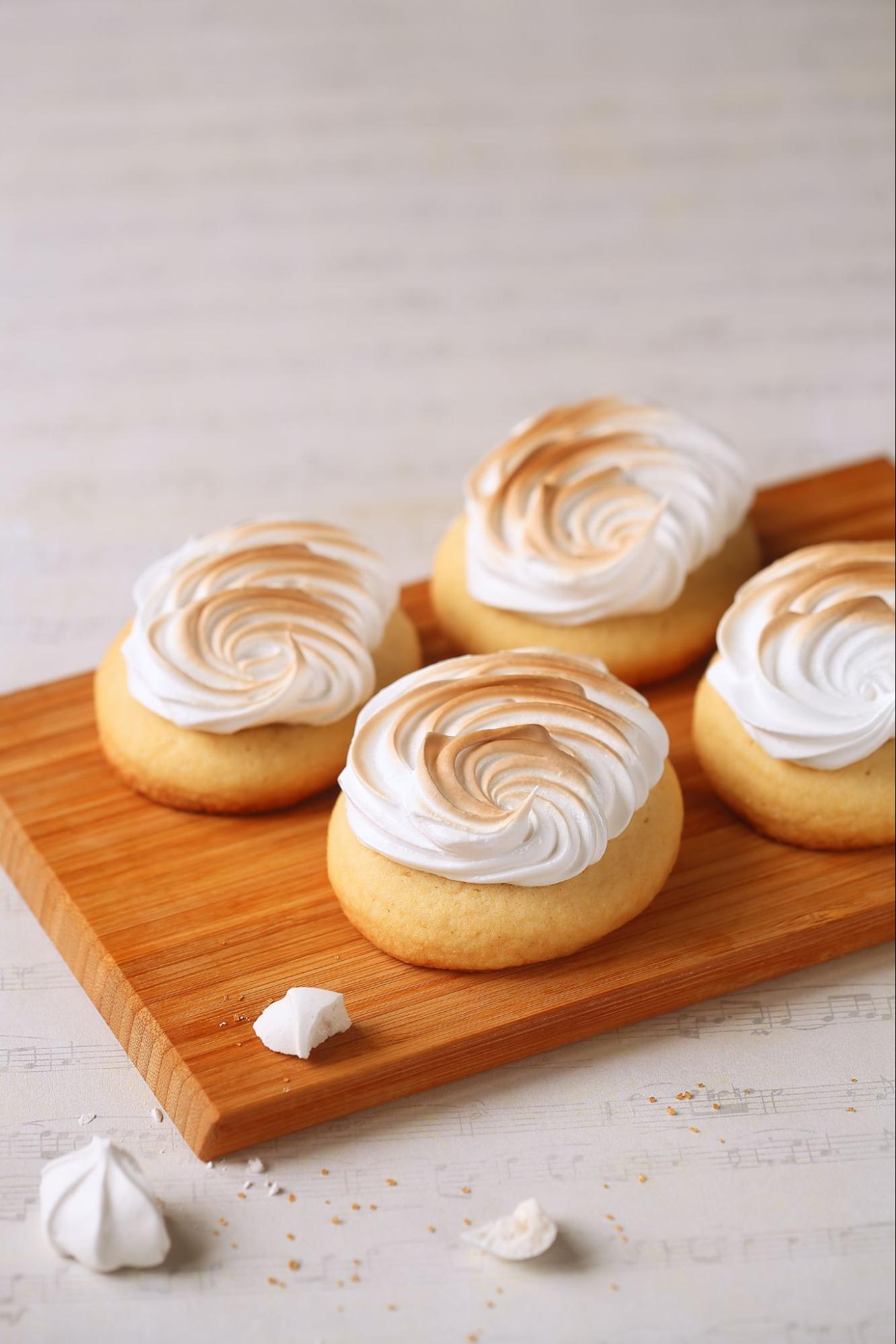 Lemon cookies with toasted meringue
